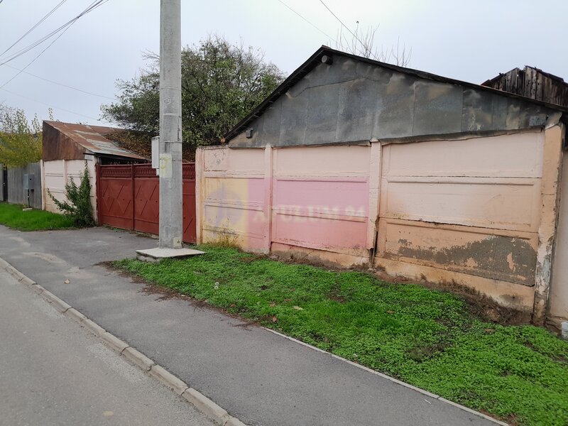 Branesti / IF - casa batraneasca din caramida cu teren de vanzare