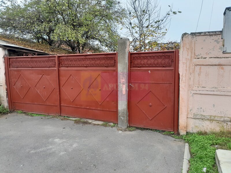 Branesti / IF - casa batraneasca din caramida cu teren de vanzare