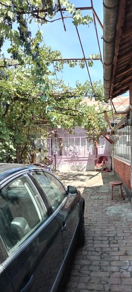 Branesti / IF - casa batraneasca din caramida cu teren de vanzare