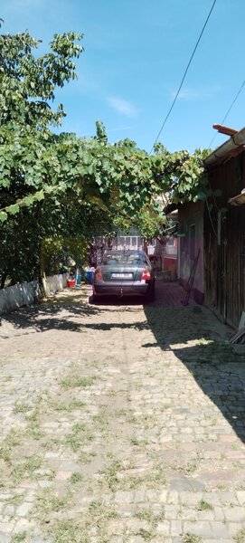 Branesti / IF - casa batraneasca din caramida cu teren de vanzare