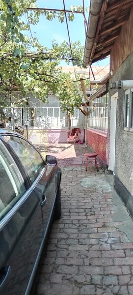 Branesti / IF - casa batraneasca din caramida cu teren de vanzare