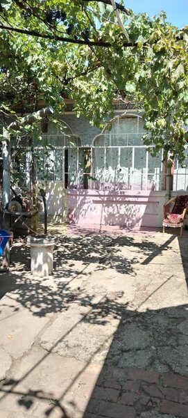 Branesti / IF - casa batraneasca din caramida cu teren de vanzare